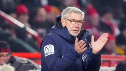 Bild: Soeren Stache/dpa
Mainz-Trainer Urs Fischer klatscht in die Hände.