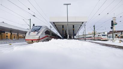 Bild: Moritz Frankenberg/dpa
Zwei ICE stehen im verschneiten Hauptbahnhof Hannover.