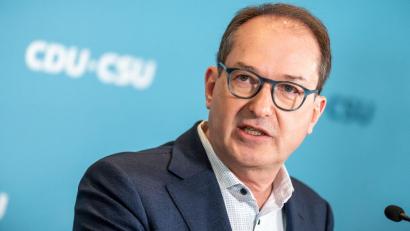 Bild: Michael Kappeler/dpa
Bundesinnenminister Dobrindt: „Sicherheit hat oberste Priorität.“ (Archivbild)