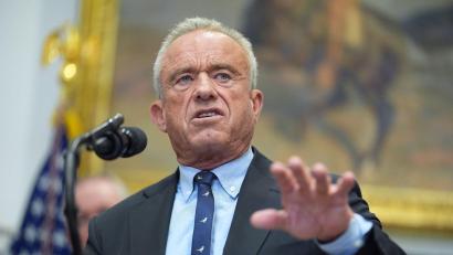 Bild: Evan Vucci/AP/dpa
US-Gesundheitsminister Robert F. Kennedy Jr. kritisiert Deutschland. (Archivbild)