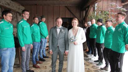 Bild: kro
Zahlreiche Fußballer des TSV Neualbenreuth standen Spalier, als Lisa und Lukas Haberkorn den Sengerhof verließen.