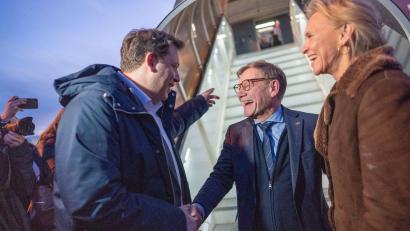 Bild: Michael Kappeler/dpa
Außenminister Wadephul wurde unten am Flugzeug neben der isländischen Außenministerin Gunnarsdóttir auch von Vizekanzler Lars Klingbeil begrüßt.