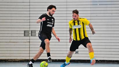 Bild: Thomas, Schrems
Gegen den Hallenkreismeister Eintracht Münchberg um Emre Mal (links) gab es für Daniel Tesar und seine Poppenreuther in der Gruppenphase eine 0:3-Niederlage.