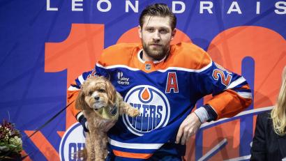 Bild: JASON FRANSON/The Canadian Press/AP/dpa
Leon Draisaitl mit seinem Hund Bowie.
