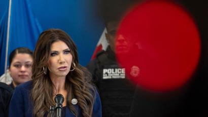 Bild: Yuki Iwamura/AP/dpa
Kündigt die Entsendung Hunderter weiterer Bundesbeamter nach Minneapolis an - US-Heimatschutzministerin Kristi Noem. (Archivbild)