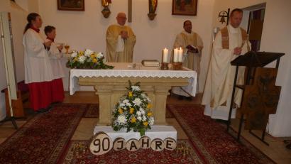 Bild: Siegfried Bock
Eindringliche und ermutigende Worte richtete Dekan Thomas Helm an die Festgemeinde. Mit ihm konzelebrierten Monsignore Hans Amann und Pfarrer Benny Joseph.