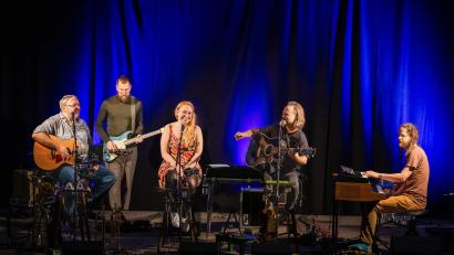 Bild: Yvonne Mutzbauer
Die Band Wurzelwasser präsentiert ihr neues Programm in der Mehrzweckhalle Kümmersbruck.