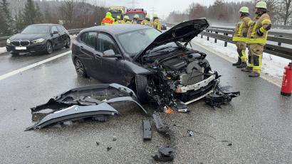 Bild: VPI Weiden
Eine von einem Anhänger herabgefallene Eisplatte führte am Freitag zu einem Unfall auf der A 93.