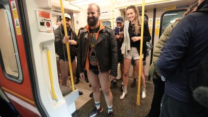 Bild: Stefan Rousseau/PA Wire/dpa
Mitten im Winter fahren Menschen in der britischen Hauptstadt London ohne Hose in die U-Bahn.