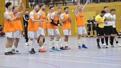 Bild: Hubert Ziegler
Jubel bei Germania Amberg im Neunmeterschießen gegen die Schiedsrichterguppe
Amberger Stadtmeisterschaft im Hallenfußball 2026.