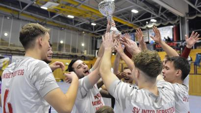 Bild: Hubert Ziegler
Euphorisch feierten die Spieler des SV Inter Bergsteig Amberg mit dem Siegerpokal ihren Triumph über den FC Amberg.
