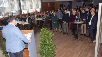 Bild: fz
Neujahrsempfang der CSU Oberwildenau. Hundert Besucher im Naabtalhaus. Bürgermeister Sebastian Hartl gibt als Botschaft "gemeinsam besser" aus.
