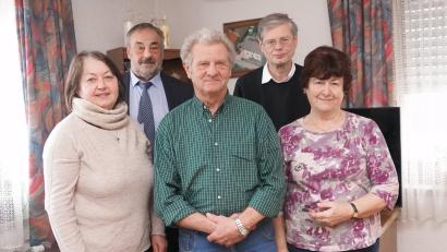 Bild: fvo
Der "Käsn Hans" (Mitte) mit Ehefrau Erika (rechts) feiert seinen 80. Geburtstag. Zu den Gratulanten zählen unter anderen Mesnerin Sieglinde Ertl (vorne links), Bürgermeister Josef Beimler und Pfarrer Norbert Götz (hinten von links).