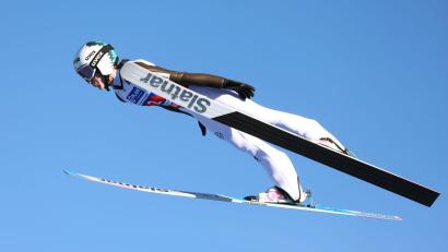 Bild: Karl-Josef Hildenbrand/dpa
Fliegt auf überragendem Niveau: Nika Prevc. (Archivbild)