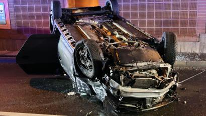 Bild: Ralf Hettler/dpa
Aus bisher ungeklärter Ursache fuhr das Auto gegen einen Bordstein und prallte dann gegen die Tunnelwand.