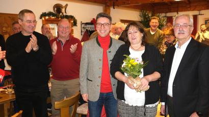 Bild: Hirsch
Stehende Ovationen für die SPD-Landratskandidatin Marianne Schieder: Sie bekommt beim Wahlkampfauftakt nicht nur Blumen, sondern auch die Rückendeckung der Mitglieder.