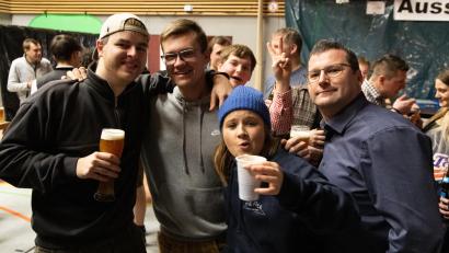 Bild: Roland Wellenhoefer
Gute Stimmung im Publikum – die Getränke schmeckten und die Laune war bestens.