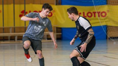 Bild: Philipp Ponader
Technisch versierten Futsal zeigte die SG Diendorf/Nabburg II (graues Trikot, links) bei der Kreismeisterschaft in Roding und holte sich verdient den Titel.