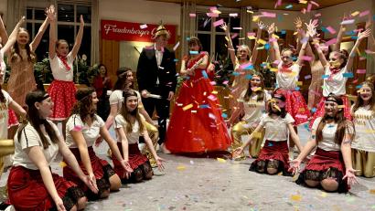 Bild: gri
Die Stimmung ist grandios beim Faschingsauftakt in Freudenberg. Mit dabei das Prinzenpaar Pauline I. und Linus I.