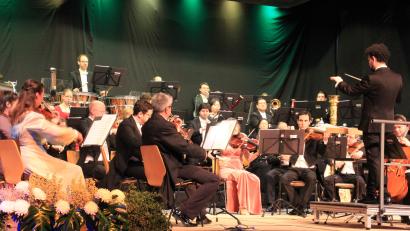 Bild: kro
Vornehmlich Musik spanischer Komponisten gab es bei "Hola 2026!", dem Neujahrskonzert der Stadt Tirschenreuth. Die Hofer Symphoniker mit ihrem chilenischen Dirigenten Luis Toro Araya entführten das Publikum in südliche Gefilde.