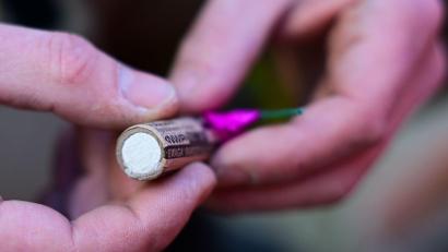 Bild: Sebastian Christoph Gollnow/dpa
Die Kinder hatten den Böller laut Polizei am Neujahrstag aufgesammelt. (Symbolbild)