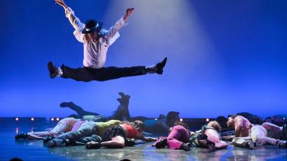 Bild: Claudius Schutte/Wolfgang Mayer
Das junge Ensemble des Europaballetts St. Pölten gilt bereits seit vielen Jahren als Talentschmiede. Es bringt das Michael Jackson Ballett "Moonwalk" am 15. Januar nach Amberg.