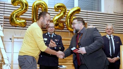 Bild: bkr
Christopher Hörl (links) wurde von Bürgermeister Thomas Kaufmann für seinen Einsatz als zweiter Kommandant der Immenreuther Feuerwehr geehrt. Mit auf dem Bild Kreisbrandmeister Florian Braunreuther (Mitte) und Landrat Roland Grillmeier (rechts).