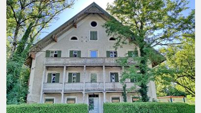 Bild: Anton Hötzelsperger/Bayerischer Landesverein für Heimatpflege/dpa
Gewinner des Negativpreises „Abriss des Jahres“ ist das historische Lechnerhaus in Prien am Chiemsee. (Handout)