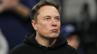 Bild: Matt Rourke/AP/dpa
Elon Musk verteidigt seine Online-Plattform trotz überwältigender Kritik aus Europa und Asien vehement. (Archivbild)