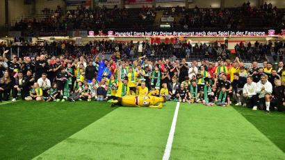 Bild: dme
Nur fröhliche Gesichter und Sieger gab es auch dieses Jahr beim Bananenflanker-Legendenturnier in der Donau-Arena in Regensburg.