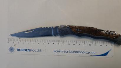Symbolbild: Bundespolizei
Ein junger Mann führte am Hauptbahnhof Regensburg dieses Klappmesser mit sich.