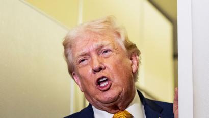 Bild: Alex Brandon/AP/dpa
Trump kündigte Zölle für Handelspartner von Iran an. (Archivbild)