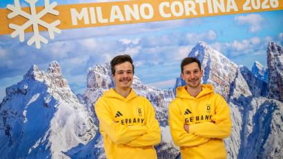 Bild: Peter Kneffel/dpa
Philipp Raimund (l) und Felix Hoffmann (r) bei der Olympia-Einkleidung.