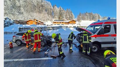 Bild: Angerer/BRK Kreisverband Berchtesgadener Land/dpa
Die Bundesstraße 305 war nach dem Unfall für mehrere Stunden voll gesperrt.