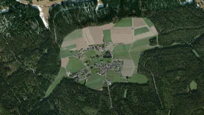 Luftbild: © Mapcreator © HERE 2025
Biber, Murmeltier, Maus, Elefant? Betrachtet man Witzlasreuth und Umgebung auf dem Luftbild, so erinnert die von Wald abgegrenzte Fläche an die Form eines Tieres.