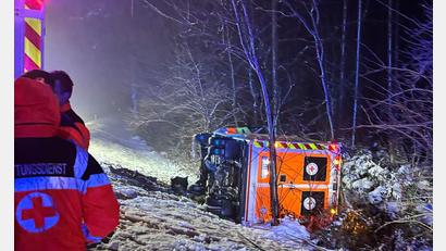 Bild: Bayerisches Rotes Kreuz/dpa
Ein Patient befand sich zum Unfallzeitpunkt nicht im Rettungswagen. (Handout)