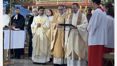 Bild: ge
Im feierlichen Gottesdienst geschah die Amtseinführung von Pfarrer Herbert Mader (Mitte, mit Brille) in der Herz-Jesu-Kirche Rosenberg.