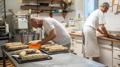 Bild: Marina Gube
Michael (links) und Josef Arnold backen zwei Tage vor Heiligabend die letzten Stollen in diesem Jahr.