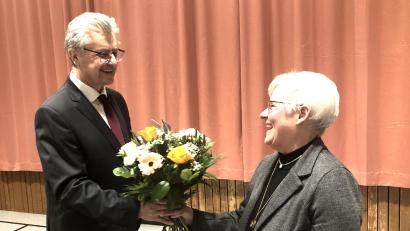 Bild: wro
Die Ehrung für Sabrina Hößl, die jetzt Trägerin der Andreas-Schmeller-Medaille ist, nahm beim Neujahrsempfang in Fuchsmühl deren Mutter Carola entgegen.