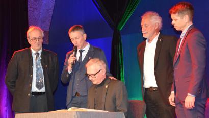 Bild: bö
Beim Neujahrsempfang in Ursensollen trug sich Professor Dr. Matthias Mändl (Mitte, sitzend) ins Goldene Buch der Gemeinde ein, umgeben von (stehend, von links) Altbürgermeister Franz Mädler, Bürgermeister Albert Geitner sowie seine Vertreter Norbert Mitlmeier und Achim Kuchenbecker.