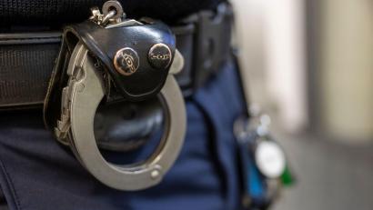 Bild: Peter Kneffel/dpa
Die Polizei ermittelt nun unter anderem wegen räuberischen Diebstahls gegen den 41-Jährigen. (Symbolbild)