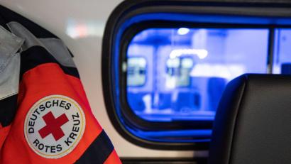 Bild: Hannes P Albert/dpa
Sanitäter bringen den verletzten Arbeiter in ein Krankenhaus. (Symbolbild)