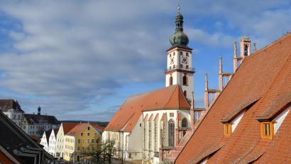 Bild: Petra Hartl
Ab Herbst gibt es nur noch einen katholischen Pfarrer in der Stadt – Herbert Mader von St. Marien ist dann auch für Herz Jesu in Rosenberg zuständig. Im Bild die Stadtpfarrkirche St. Marien vom obersten Stock des Rathauses aus fotografiert.
