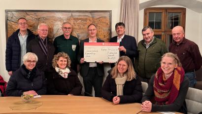 Bild: Tamara Seuberth
Bürgermeister Edgar Knobloch (hinten, 3. von rechts) und stv. Vorstandsmitglied Herbert Kuchlbauer (hinten, 4. von links) übergeben den symbolischen Spendenscheck an die Vertreterinnen und Vertreter der Vereine.