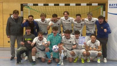 Bild: Manfred Klein
Futsal-Bezirksmeister SV Raigering U19-Junioren mit (von links) Bezirksjugendleiter Heinz Zach und Trainer Sükrü Atas