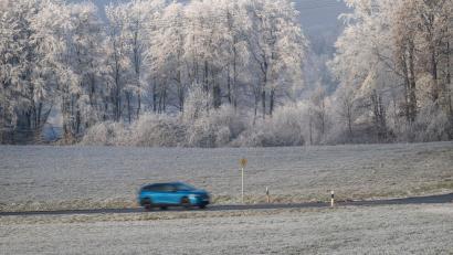 Symbolbild: Peter Kneffel/dpa
Zum Glück wurde niemand verletzt: Bei einem Unfall bei Wunsiedel geriet ein 23-jähriger Autofahrer mit seinem Opel ins Schleudern und prallte gegen eine Leitplanke.