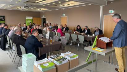 Bild: wel
Der Vorsitzende der PWG Oberviechtach, Michael Preiß, zeigte in seinem Festvortrag die Erfolge von 70 Jahre PWG auf.