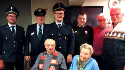 Bild: Albert Gruber
In gemütlicher Runde feiert Anton Frisch im Kreise von Freunden und Vereinen seinen 80. Geburtstag. Unsere Aufnahme zeigt den Jubilar Anton Frisch mit Lebensgefährtin Anne Deierl (sitzend) und Lukas Zanner (FFW Zeinried), Peter Breitschafter (Soldatenkameradschaft Teunz), Tobias Kick (FFW Zeinried), Stephan Göbl (SpVgg Teunz) sowie Johann Ram und Albert Gruber vom RC 07 Irchenrieth (stehend von links).