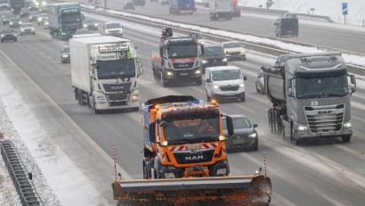 Bild: Peter Kneffel/dpa
Räumfahrzeuge sind im Freistaat unterwegs.