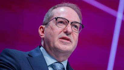 Bild: Rolf Vennenbernd/dpa
Bundesinnenminister Alexander Dobrindt will mehr Mitarbeiter des Verfassungschutzes im Kampf gegen den Linksextremismus einsetzen.